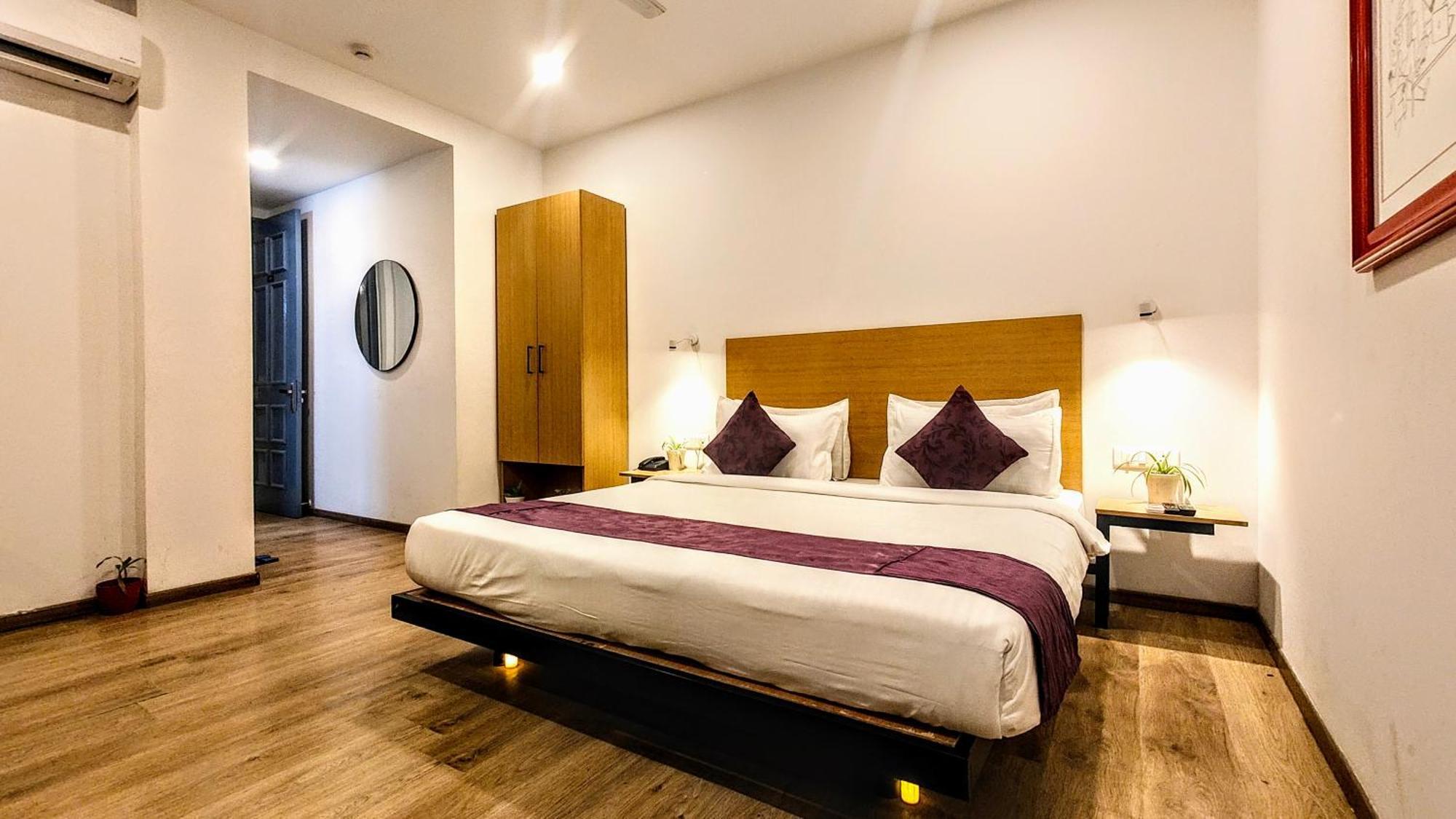 Mavens White Artemis Hospital Road Sector 52 Gurgaon Hotel Exterior photo