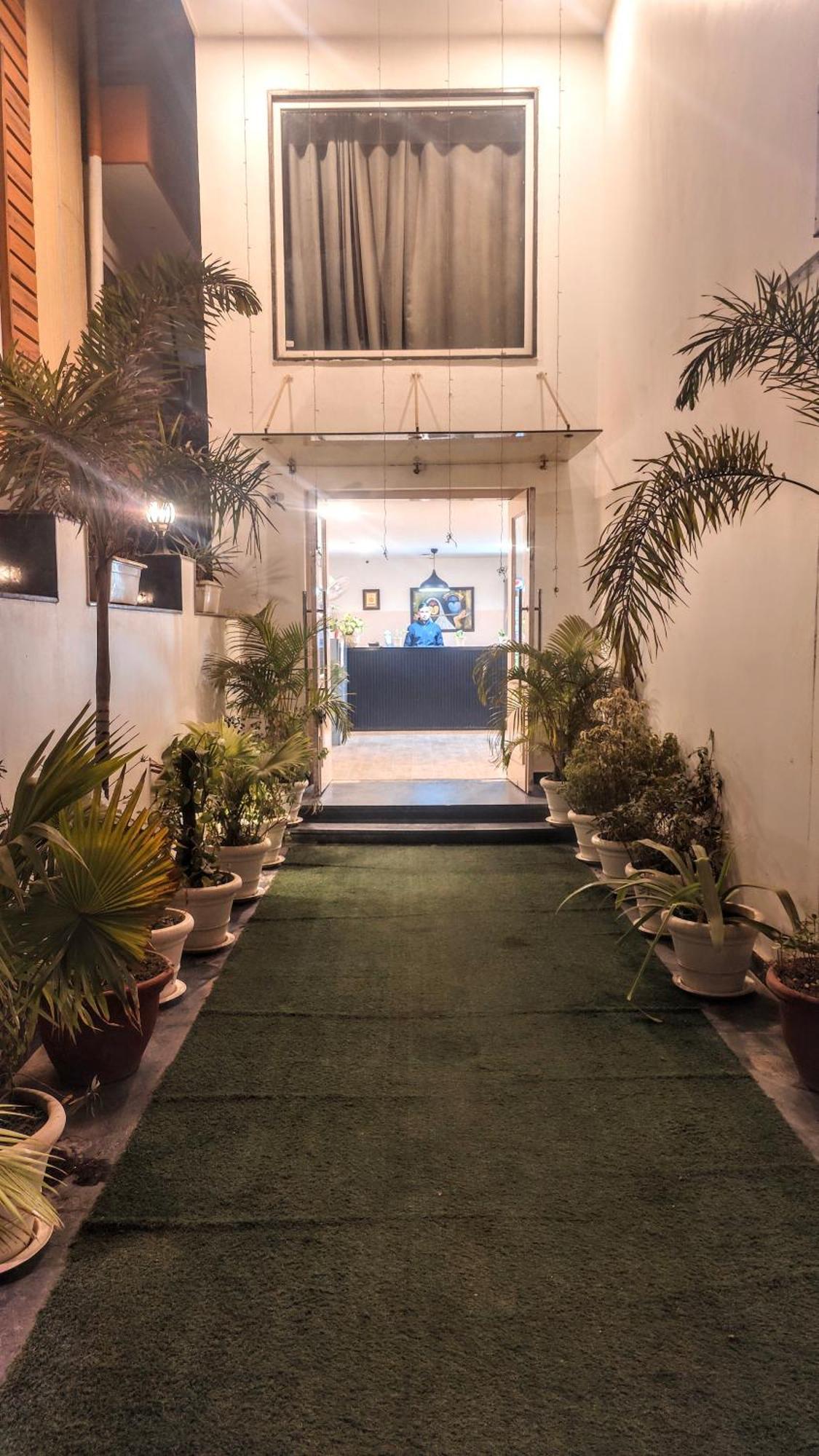 Mavens White Artemis Hospital Road Sector 52 Gurgaon Hotel Exterior photo