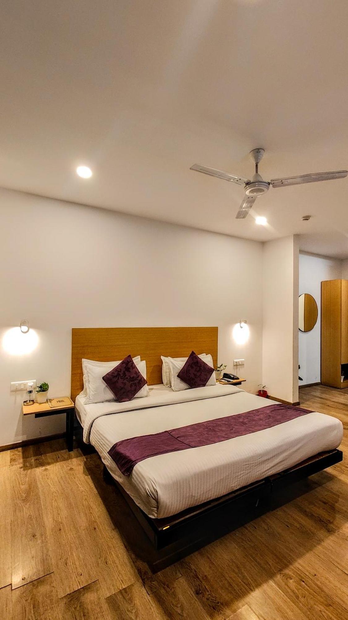 Mavens White Artemis Hospital Road Sector 52 Gurgaon Hotel Exterior photo