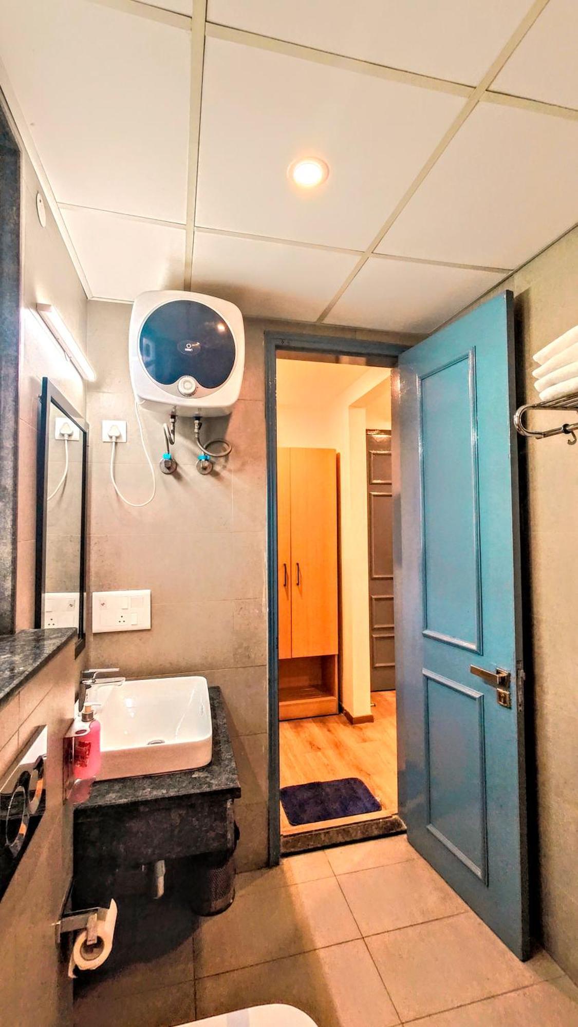 Mavens White Artemis Hospital Road Sector 52 Gurgaon Hotel Exterior photo