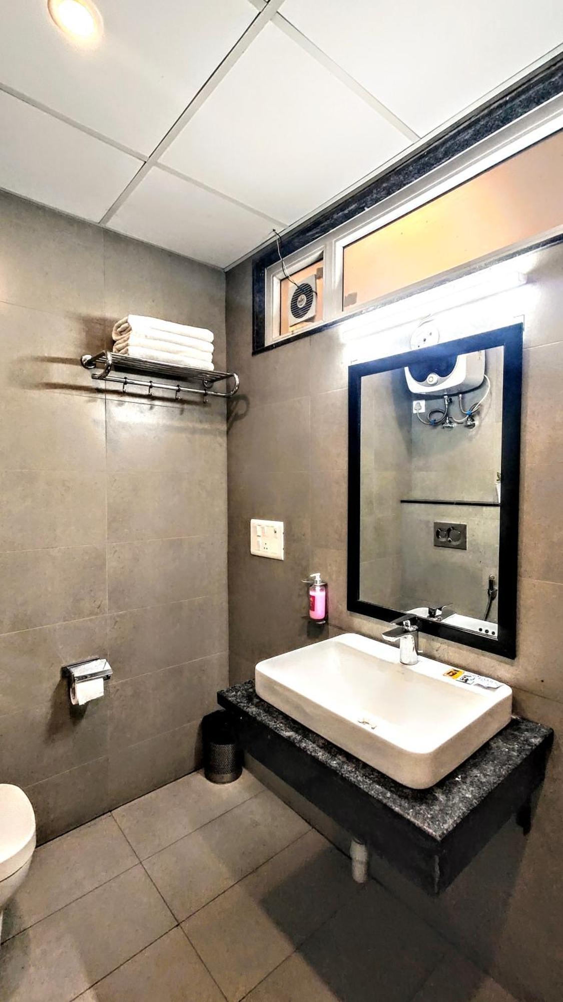 Mavens White Artemis Hospital Road Sector 52 Gurgaon Hotel Exterior photo
