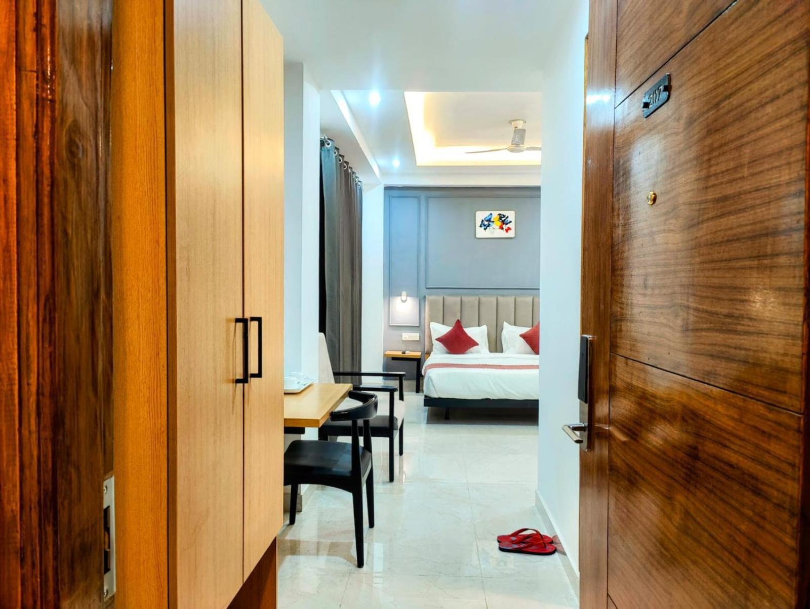 Mavens White Artemis Hospital Road Sector 52 Gurgaon Hotel Exterior photo