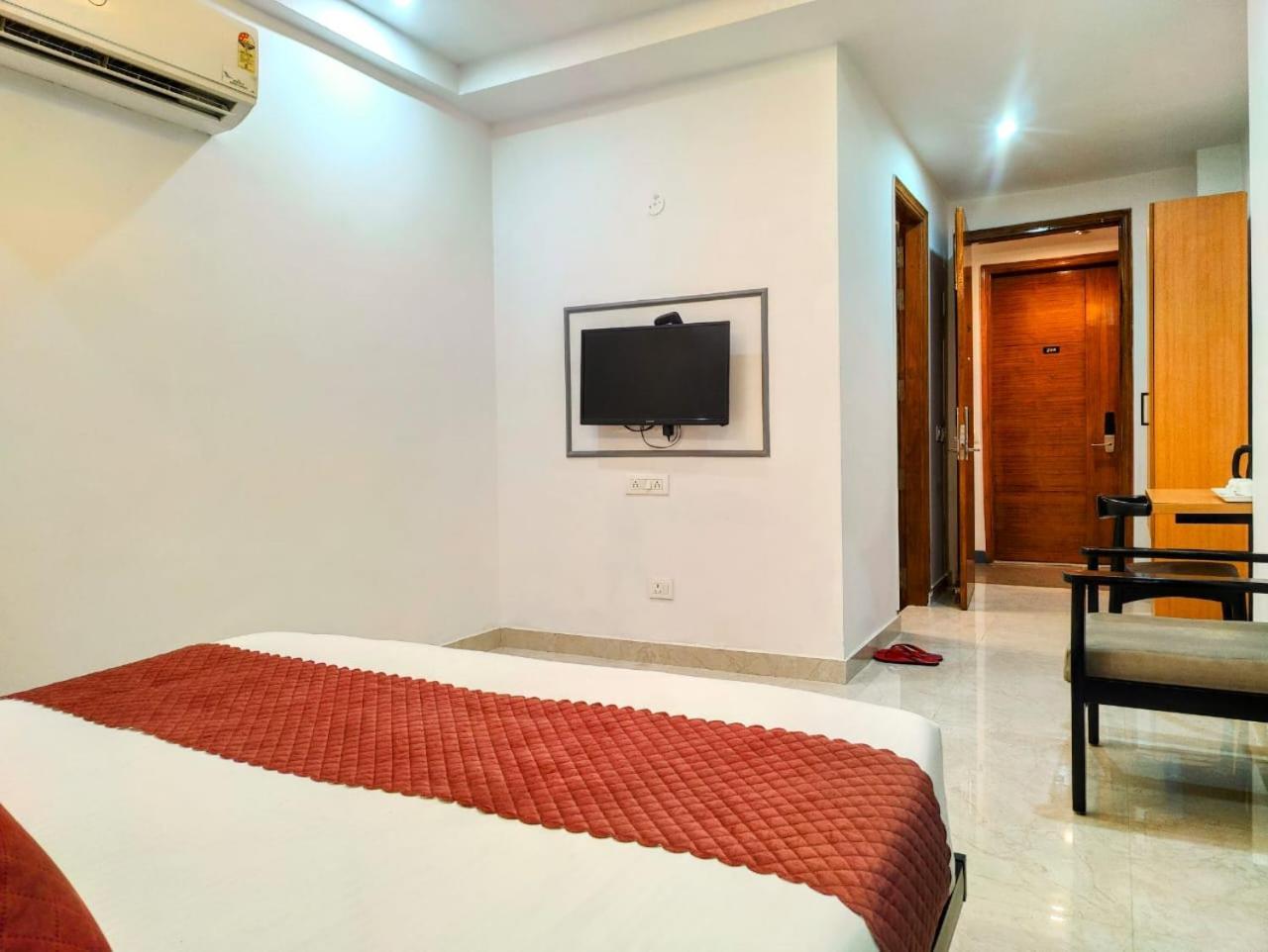 Mavens White Artemis Hospital Road Sector 52 Gurgaon Hotel Exterior photo