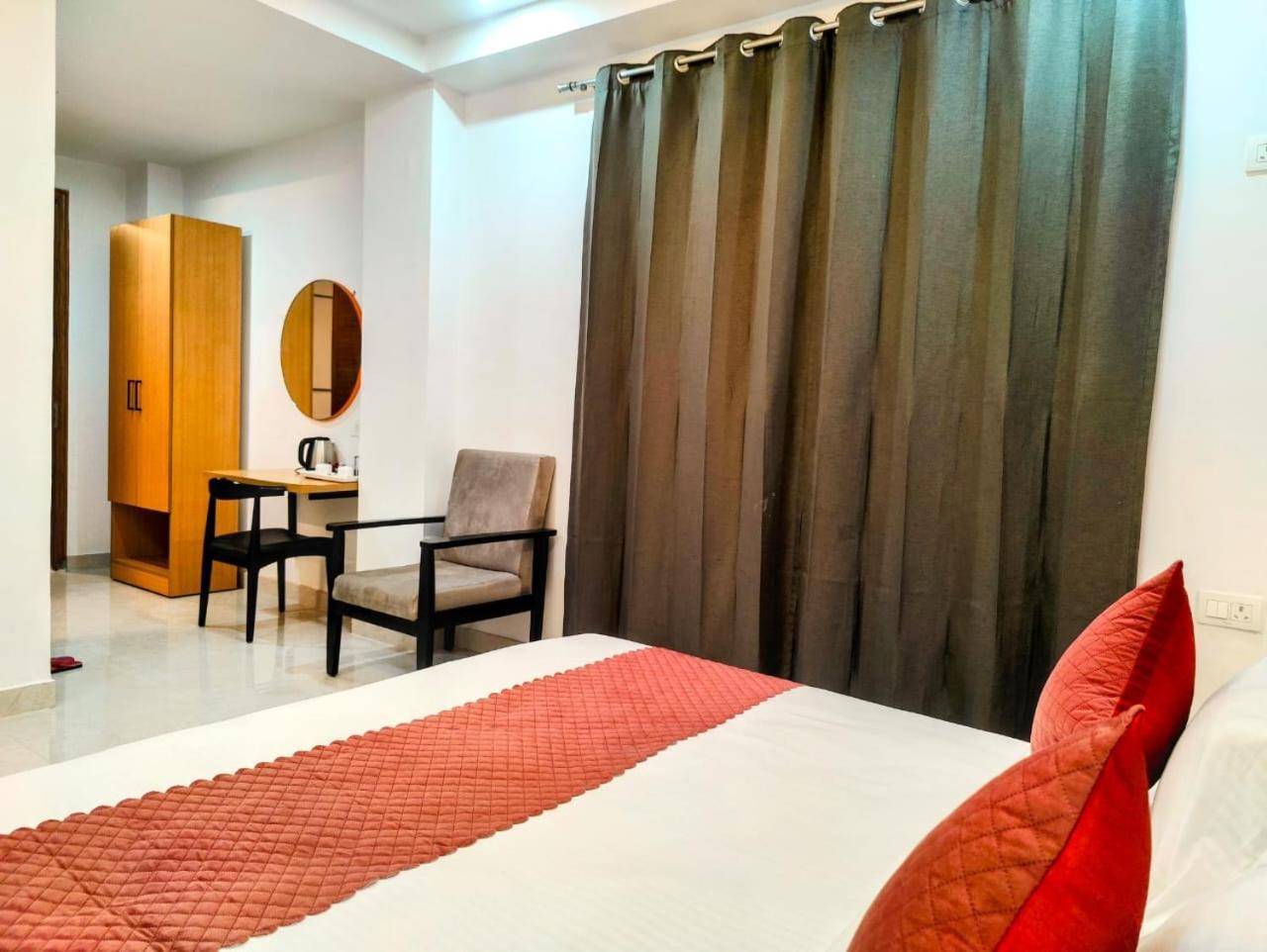 Mavens White Artemis Hospital Road Sector 52 Gurgaon Hotel Exterior photo